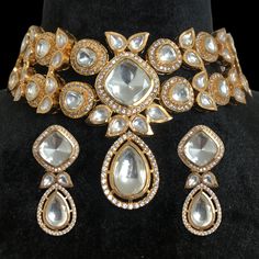 Polki Necklace, inspired by Sabyasachi, features Moissanite and Kundan diamonds set in uncut Polki with a delicate design. Rose gold-plated for a touch of elegance, it embodies a blend of traditional and modern aesthetics. Ideal for bridal jewelry, it adds a sophisticated, faux diamond sparkle to any ensemble. *𝐏𝐑𝐎𝐃𝐔𝐂𝐓 𝐃𝐄𝐓𝐀𝐈𝐋* * Material: Brass * Plating: Rose Gold Plated * Stone: Semi Precious Polki, Kundan & CZ.  *𝐃𝐈𝐌𝐄𝐍𝐒𝐈𝐎𝐍𝐒* * Necklace- Weight: 68 gm,  Design Length-6.3 Elegant Heavy Kundan Necklace For Party, Glamorous Festive Jewelry For Reception, Formal Kundan Choker With Intricate Design, Elegant Kundan Necklace For Party Festivals, Elegant Stone Work Choker For Diwali, Elegant Choker For Reception And Festivals, Elegant Choker For Receptions And Festivals, Elegant Wedding Choker For Festivals, Luxury Kundan Necklace For Festive Party