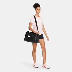 Good things come in small packages, especially when that package is the Nike Brasilia Duffel Bag. Fill it with your gear and stay organized on your next trip to the gym or a daytime adventure. A side compartment stores shoes and sweaty clothes separately, while inner and outer pockets help you stay organized. This product is made with at least 50% recycled polyester fibers. Adjustable shoulder strap. Zippered main compartment secures your training essentials. Zippered inner compartment keeps dir