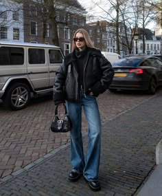 Você não pode ficar sem essas peças de inverno 	5 Peças Essenciais de Inverno 	Looks Inverno 2023, Vem espiar as melhores tendências Wide Leg Pants Outfit Ideas, Chic Wide Leg Pants, Wide Leg Jeans Winter, Fall Teacher Outfits, Wide Leg Jeans Outfits, Fall Inspo Outfits, Wide Leg Outfit, Nyc Winter Outfits, Wide Leg Jeans Outfit