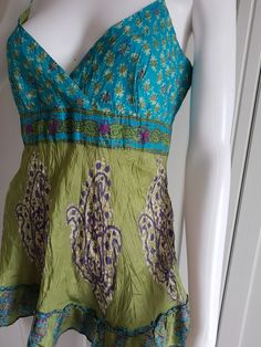 * Vintage women tank top by Warehouse * Blue / Green color * 100% Silk Size - UK 12 / US 8 / EUR 40 Length - 28 inch / 71 cm Bust - 36 inch / 92 cm Waist - 30 inch / 76 cm Hips - 38 inch / 96 cm You can also check other items from my shop: https://www.etsy.com/shop/FadoVintageShop Thank you for visiting my shop! Green V-neck Summer Camisole, Green Cotton V-neck Tank Top, Fitted Sleeveless Top For Vacation, Green Cotton Camisole For The Beach, Green Cotton Camisole For Summer, Green Vest Tops For Vacation, Green Halter Neck Tank Top For Summer, Fitted Cotton Tank Blouse, Green Fitted V-neck Tank Top