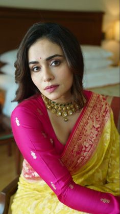 Amruta Khanvilkar Saree, Contrast Saree Blouse Ideas, Latest Silk Blouse Designs, Banarasi Saree Blouse Designs Latest, Banarasi Blouse Design, Contrast Saree, Amruta Khanvilkar, Banarasi Blouse, Blouse Designs High Neck