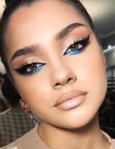 Blue Eyeliner Makeup, Makeup Cantik, Bold Eye Makeup, Blue Eyeliner, Smink Inspiration, Eye Makeup Pictures, Makijaż Smokey Eye, Colorful Eye Makeup, Eye Makeup Looks