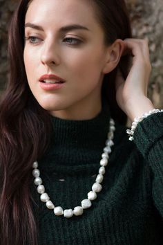 Sweater With Pearl Necklace, Pearl Necklace Outfit Classic, Pearl Bracelet Outfit, Outfit With Pearl Necklace, Pearl Earrings Outfit