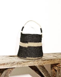 Round small and elegant bag made of very unique African palm leave and linen cord Bottom 22cm wide Bag itself 20cm height Boho Chic Bags, Tree Bag, Black Beach, Elegant Bags, Bag Summer, Summer Bag, Raffia Bag, Boho Bag, Beach Tote