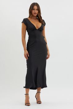 Shop the Lucinda V-Neck Twist Back Midi Dress Black | Selfie Leslie Black Engagement Party Dress, Black Midi Bridesmaid Dress, Wedding Guest Dress Short Sleeve, All Black Wedding Guest Outfit, Black Wedding Guest Outfits, Black Wedding Guest Dress, Graduation Fits, Black Midi Dresses, Black Printed Dress