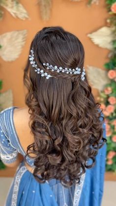 Hairstyle For Sangeet Function, Hair Styles For Gown, Hair Styles For Marriage, Open Hair Hairstyle On Gown, Curl Hairstyles For Wedding, Hairstyles On Traditional Dresses, Hairstyles For Sangeet Function, Indian Reception Hairstyles, Curls Hairstyles For Wedding