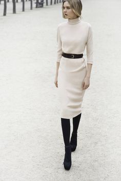 Always in style - chic & minimal. Winter Work Outfits For Women, Winter Office Outfits, Winter Office Outfit, Edgy Work Outfits, Beige Sweater Dress, 9 To 5 Chic, Work Outfits Frauen, Workwear Outfits, Professional Workwear