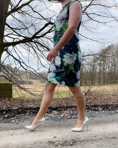 Men In Heels, Going For A Walk, Black Pumps Heels, Men Wear, Nylon Stockings, Fashion High Heels, Heel Pumps, Kilt, High Heel Pumps