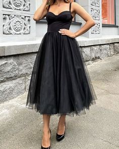 Mid Length Dresses Formal, Black Dresses For Wedding, White Iridescent Prom Dress, Party Dresses For Wedding, Black Dress Design, Corset With Straps, Iridescent Prom Dress, Black Wedding Guest, Black Wedding Guest Dresses