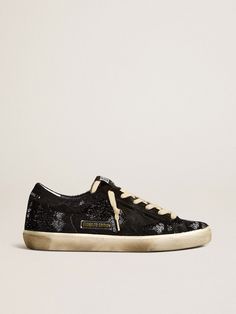 Stockholm style shoes, golden goose, golden goose sneakers, trendy shoes, women fashion Woman Clothes Aesthetic, Black Sneakers Women, Fashion Advice Woman, 2024 Shoes, Sneakers Trendy, Golden Family, Women Shoes Sneakers, Shoes Aesthetic, Fit Clothes