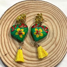 Davella Collections Festive Earrings Hand-Painted Wooden Heart With Yellow Tassel Beautifully Hand Painted On Heart Shaped Copal Wood Gold Plated Earpiece Excellent New Without Tags Condition! Description: The Artistry Of Copal Wood Crafts Finds Its Origin In The Vibrant Community Of San Martn Tilcajete, Oaxaca. Comprising Copal Wood And Adorned With Gold Plating, This Craft Tradition Has Been Lovingly Passed Down Through Generations. Over Time, The Disciplines Of Painting And Wood Carving Have Paint Earrings, Swarovski Heart Earrings, Crystal Jewelry Earrings, Festive Earrings, David Yurman Earrings, Diy Jewlery, Mexican Jewelry, Painted Earrings, Pumpkin Earrings