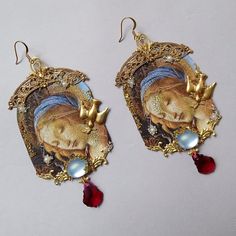 "SOLD OUT - Superbes boucles d'oreilles uniques \"Amoureux de Botticelli\" de style baroque. Fabriqué avec des accessoires en laiton, des cabines en verre vintage et de la poussière de paillettes. Belle goutte de cristal Swarovski rose framboise. La goutte de fleur de porcelaine froide est faite par moi. La photo est en papier et a été traitée par moi pour avoir un aspect ancien." Pokemon Jewelry, Icon Style, Porcelain Earrings, Vintage Jewelry Crafts, Style Baroque, Baroque Style, Ancient Jewelry, Baroque Fashion, Fantasy Jewelry