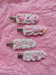 Handmade decoden clips! Clay Hair Clips Diy, Decoden Pencil Case, Decoden Hair Clips, Decoden Aesthetic, Clay Coquette, Kawaii Clips, Decoden Art, Decoden Ideas, Decoden Cream