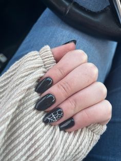 Spiderweb Black Nail Set Simple Fall Nails Halloween, Web Nails Halloween, Black Nails With Spider Web Accent, Halloween Nails Round Tip, Halloween Natural Nails Short, Black Nails White Spider Web, Black Cobweb Nails, Easy Gothic Nail Designs, Black Nails With Halloween Design