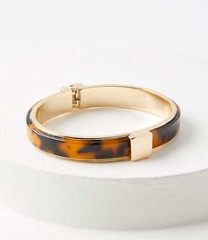 A sleek design in a smart print, this tortoiseshell-splashed bangle is an instant and effortless outfit refresh.,Imported:Imported Loft Tortoiseshell Print Bangle Bracelet Tortoise Brown Women's by Loft Size Regular - One Size Tortoise Brown Women's Jewelry Tortoiseshell Jewelry, Tortoise Shell Accessories, Tortoise Accessories, Tortoise Shell Jewelry, Tortoise Shell Bracelet, Effortless Outfit, Detail Shop, Tortoise Shell, Jewelry Inspo