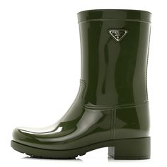 This is an authentic pair of PRADA Sport Rubber Metal Triangle Logo Ankle Rain Boots size 36 in Olivia. These chic boots are crafted of green rubber. The shoes feature a faux fur lining and a matching green Prada logo on the side. Chic Boots, Ankle Rain Boots, Amal Clooney, Prada Logo, Triangle Logo, Rain Boots, Faux Fur, Prada, Boots