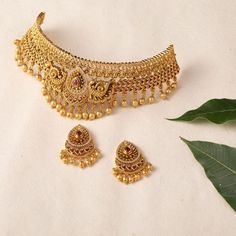 Choker Necklace Indian Antiques, Vintage Gold Necklace Indian, 5 Tola Gold Necklace Set Design, Gold Choker Necklace Indian Bridal Set, Indian Jewellery Design Traditional, Gold Set For Bride, 15 Gm Gold Necklace Design, Simple Choker Gold Indian, Modern Gold Jewelry Indian