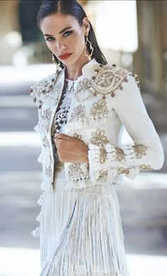 Maravillosa chaqueta Goyesca con bordados y borlas de inspiración flamenca de Matilde Cano Spanish Style Clothing, Spanish Style Wedding, Ethno Style, Flamenco Dress, Spanish Style, Mode Inspiration, Looks Style, Fashion Mode