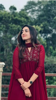 Alia Kat Kurti, Poses In Chudidhar, Salwar Ideas Party Wear, Aliyacutt Dress, Alia Cut Kurti Poses, Salwar Designs For Wedding, Aliacut Anarkali, Anarkali Designs Latest Simple, Anarkali Dress Pattern Back Neck