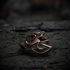 a close up of a ring on the ground