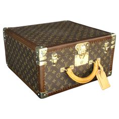 This beautiful Louis Vuitton hat box features monogram canvas, brass fittings , corners, Louis Vuitton stamped lock and clasps and a very sturdy and comfortable leather handle. There is also an all leather Louis Vuitton name holder. Its interior is in brown leather and in perfect condition with its embossed serial number. This beautiful Louis Vuitton hat trunk comes with its 2 original working keys. It could be used as a high end piece of decoration as a small coffee table, bedside cabinet or si Lv Vertical Trunk Pochette, Lv Steamer Trunk, Louis Vuitton Side Trunk Bag, Louis Vuitton Soft Trunk Bag, Antique Louis Vuitton Trunk, Louis Vuitton Trunk, Louis Vuitton Hat, Steamer Trunk, Bag Suitcase