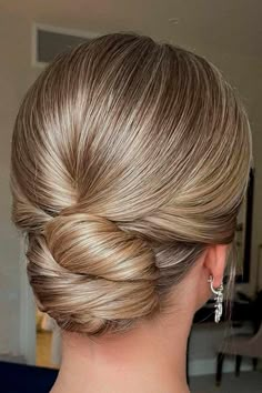 Swept Back Wedding Hairstyles For Your Special Bride Look ★ Wedding Chignon Sleek, Bridal Updos For Long Hair Front View, Blonde Low Bun Wedding, Sophisticated Bridal Hair, Sleek Updos For Medium Length Hair, Updo Strapless Dress, Low Hairdo, Short Hair Bun Wedding