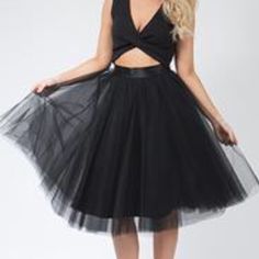 Black Tulle Skirt This Is An Upscale Version Of The Ordinary Tulle Skirt *Satin Waist Band (No Stretch) As Ordinary Usually Has An Elastic Waist Band * 5 Layers Of Tulle (Not See Through) Great Material No Stretch At Waist Invisible Back Zipper Can Be Styled Up Or Down. Wear With A Tee Or Nice White Button Down! So Many Ways To Wear This Cute Skirt! *Both Models Are Wearing A Small Midi Tulle Skirt, Black Tulle Skirt, Brandy Melville Skirt, Ballerina Skirt, Ruched Midi Skirt, Skirt Satin, Tulle Skirt Black, Retro Looks, Tulle Midi Skirt