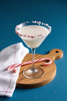 14 Popular Big-Batch Christmas Cocktails - HowdyKitchen Big Batch Holiday Drinks, Easy Christmas Batch Cocktails, Large Batch Christmas Cocktails, Christmas Batch Cocktails, Big Batch Christmas Cocktails, Holidays Drinks, Apple Cider Martini, Cider Martini, Best Christmas Cocktails