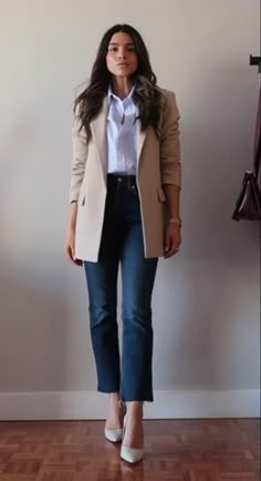 Express Blazer Outfits, Light Beige Blazer Outfit Women, Beige Top Outfit Classy, Beige Blazer Outfits Women, Beige Top Outfit, Beige Blazer Outfit, Blazer Outfits Women, Looks Jeans, Professional Work Outfit