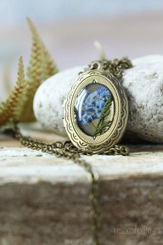 Forget-me-not flowers Locket necklace Queen Blue resin necklace Picture frame pendant photo Frame Li Blue Flower Necklace Gift, Oval Blue Locket Necklace, Flower Pendant Locket Necklace For Her, Blue Oval Locket Necklace, Flower Pendant Locket Necklace As Gift For Her, Blue Vintage Jewelry For Memorial, Vintage Blue Jewelry For Memorial, Blue Flower Pendant Necklace For Her, Blue Flower Pendant Necklace As A Gift For Her