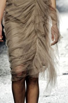 lovely layers #neutral #skirt #fashion Glamorous Chic Life, Shades Of Taupe, Masquerade Outfit, Taupe Fashion, Dresses Tulle, Hair Flowers, Couture Details, Rachel Zoe, Tulle Dress