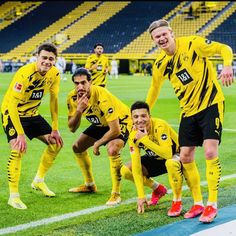 the soccer players are posing for a team photo