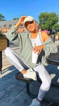 Cute Mom Athletic Outfits, Lazy Day Spring Outfits, Lazy Hat Outfits, Athlesiure Fits Spring, Cute Comfy Outfits For School Summer, Spring Outfit Comfy, Cozy Class Outfits, Raining Day Outfit Spring Casual, Athletic Mom Aesthetic