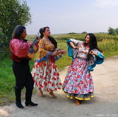 Romani People, Roma People, Cultural Clothing, Women's Circle, Flamenco Dancers, Musical Band, Folk Fashion, Traditional Clothes, Estilo Boho