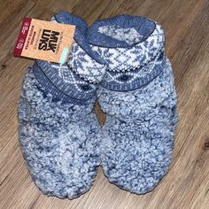 Brand New, Never Worn Blue Muk Luks! Size S/M (5-7) Slip Resistant Outsole Warm & Cozy Lining Holiday Slippers, Cabin Socks, Pink Flip Flops, Shearling Slippers, Black Slippers, Faux Fur Slippers, Purple Sweater, Flip Flop Slippers, Knitted Slippers