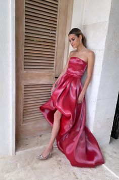 Introducing our "Melted Lollipop" gown, a true masterpiece of couture craftsmanship. Crafted from the finest couture organza, this gown boasts a liquid shine that catches the light with every movement, ensuring all eyes are irresistibly drawn to you. The "Melted Lollipop" gown is more than just a dress; it's a statement piece that exudes confidence, elegance, and a touch of playful charm. Its flowing silhouette drapes gracefully, accentuating your curves and commanding attention with its mesmeri Liquid Organza Dress, Melted Lollipop, Madam Outfit, Liquid Organza, Liquid Dress, Organza Dresses, Organza Gown, House Of Worth, Organza Gowns