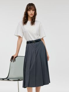 -With belt -A-line fit -Casual wear The A-line fit of the skirt is flattering and timeless, complemented by a belt that accentuates the waist, enhancing the outfit's structured appearance. This skirt is versatile and it's a suitable choice for various settings. The combination of a casual top and a more formal skirt creates a stylish look suitable for diverse occasions.A-Line Women Pleated Skirt With BeltGoodsNo: 1C8J2B160• Fit Type: Fit• Elastic: Non-elastic• Thickness: ModerateMaterialsShell: Semi-formal Relaxed Fit Pleated Skirt, Relaxed Fit A-line Pleated Skirt For Office, A-line Pleated Skirt For Office, Relaxed Skirt With Belt Detail For Spring, Relaxed Fit Skirt With Belt Detail For Spring, Classic Pleated Skirt For Business Casual, Classic Pleated Skirt For Business Casual, Spring, Workwear Long Skirt With Belt Loops, Classic Spring Pleated Skirt For Business Casual