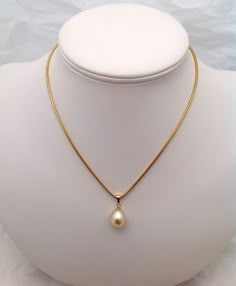 Pearl Neck Chain, Gold Lockets For Chains, Simple Chains Gold With Locket, Locket Chain Gold, Gold Neck Jewellery, Neck Jwellary Design, Neck Less Design Jewellery, Simple Pendents Gold Chain, Simple Neck Chain Designs Gold