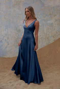 Vestido Boho Chic, Dress Construction, Bias Cut Skirt, Amazing Fashion, Mode Inspo, Style And Grace, Stretch Satin, Long Dresses, Dress Backs