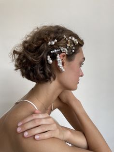 Pearls done right, simple and chic. The Pearl Forest Petite Comb is the perfect combination of modern and fem. Made in NYC 14 K Gold Plate Rhodium Plate Pearl Comb, Crystal Comb, Black Tie Optional, Glam Boho, Halo Headband, Headband Jewelry, Cocktail Jewelry, Diane Kruger, Fabric Headbands