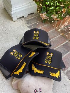 ⋒ foam mesh hat ⋒ snap back adjustable ⋒ color : black with gold embroidered details ⋒ embroidered Frenchie Friends design Frenchie Outline, Friends Design, Snap Back Hat, Coffee Sleeve, Mesh Hat, Embroidered Details, Dog Stickers, Snap Back, Car Charms