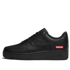 The Nike Air Force 1 Low ‘Box Logo’ is a minimalist design with restrained branding. The full-grain leather upper is entirely dipped in black, save for Supreme’s signature red box logo on the lateral heel. The same detail is repeated on the custom sockliner, alongside a Nike Air logo hit. Comes with a second set of black laces printed with Supreme branding. (AF1/SNKR/Skate/Unisex/Low Top) Supreme Nike Air Force, Black Supreme Air Force 1, Supreme Forces, Supreme Branding, Supreme Air Force 1, Nike Air Logo, Black Supreme, Air Logo, Lace Print