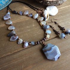 Jewelry 2024, Agate Necklaces, Boho Jewellery Necklaces, Beautiful Beaded Necklaces, Beaded Jewelry Necklaces, Jewelry Set Design, Stone Dangle Earrings, Bracelets Design, Titanium Earrings