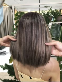 Hair Colour In Short Hair, Hair Color 2022, Hair With Highlights And Lowlights, Best Hair Color, Hair With Highlights, Hair Color Streaks, Short Brown Hair, Gorgeous Hair Color