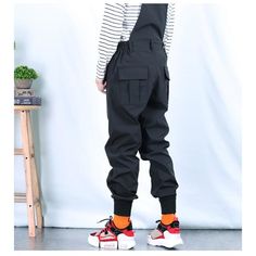 Mono tipo jogger tipo cargo Con un diseño único para amantes de la calle Cargo Jogger Overol con fabricación de mezcla de poliéster, lo que lo hace moderno y moderno. Estos geniales overoles de ropa de calle de hip-hop mostrarán tu sentido de la moda. Estos pantalones cortos modernos se ven geniales en hombres o mujeres. Con líneas limpias y colores vibrantes, estos joggers casuales son perfectos para exhibir tus tatuajes. Detalles de producto Diseño Cargo Jogger Overol. Hilo suave de mezcla de Streetwear Overalls, Overalls Design, Cargo Jumpsuit, Overalls Men, Black Overalls, Urban Clothing, Jean Pockets, Tomboy Outfits, Hip Hop Streetwear