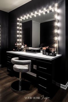 Home Salon Set Up Ideas, Diy Vanity Set Up, Salon Station Set Up, Makeup Set Up Ideas, Makeup Vanity Set Up, Make Up Vanity Set Up, Vanity Picture Ideas, Simple Vanity Ideas Bedroom, Salon Set Up Ideas