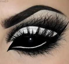 Carnaval Make-up, Fete Emo, Fantasy Make-up, Halloweenský Makeup, Make Up Designs, Halloween Contact Lenses, Eyeliner Tips, Halloween Eye Makeup, Special Fx Makeup