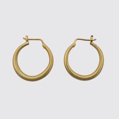 A classic everyday hoop earring, put them on, never take them off! Nice weight, easy - approx. 3/4" diameter - hinged ear wire, snap down clasp closure - EJ2201 Classic Hoop Huggie Earrings For Everyday, Timeless Everyday Hoop Earrings, Yellow Gold Hinged Hoop Earrings For Everyday, Small Hinged Hoop Earrings As Gift, Everyday Yellow Gold Hinged Hoop Earrings, Everyday Small Hoop Hinged Earrings, Small Hoop Jewelry For Everyday Use, Classic Yellow Gold Jewelry For Everyday, Everyday Tarnish-resistant Oval Hoop Earrings