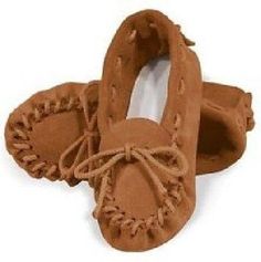 SIZE 6 WOMEN’S \n[Moccasins Loafers/Casual Pattern] \nTHIS IS NOT THE ACTUAL MOCCASIN BUT A PATTERN TO MAKE THE SHOE!\n(Digital Download PDF\n\n٠The go-to everyday Loafers/Casual moccasin. Spice them up with bead work, paints or your own design or leave as i Moccasin Pattern, Leather Glue, Native American Beadwork Patterns, Tandy Leather, Leather Factory, Native American Crafts, Moccasins Mens, Native American Beadwork, Moccasins Shoes