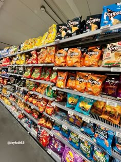 an aisle in a grocery store filled with snacks